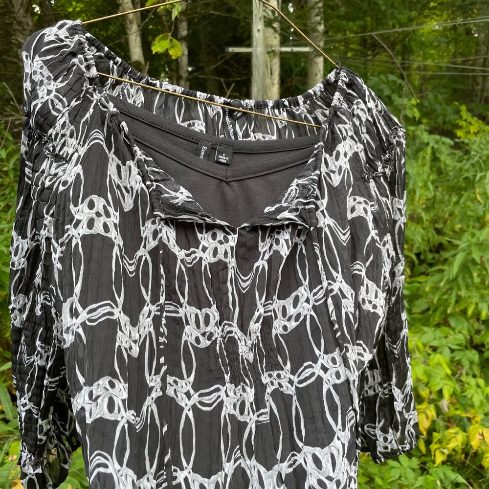 Women’s 2pc black camisole with black & white sheer overshirt in size S